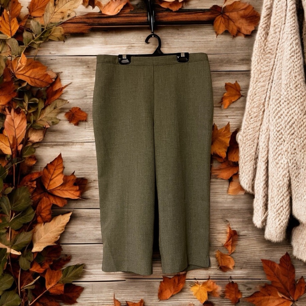 Alfred Dunner Army Green Woven Linen-look Capris